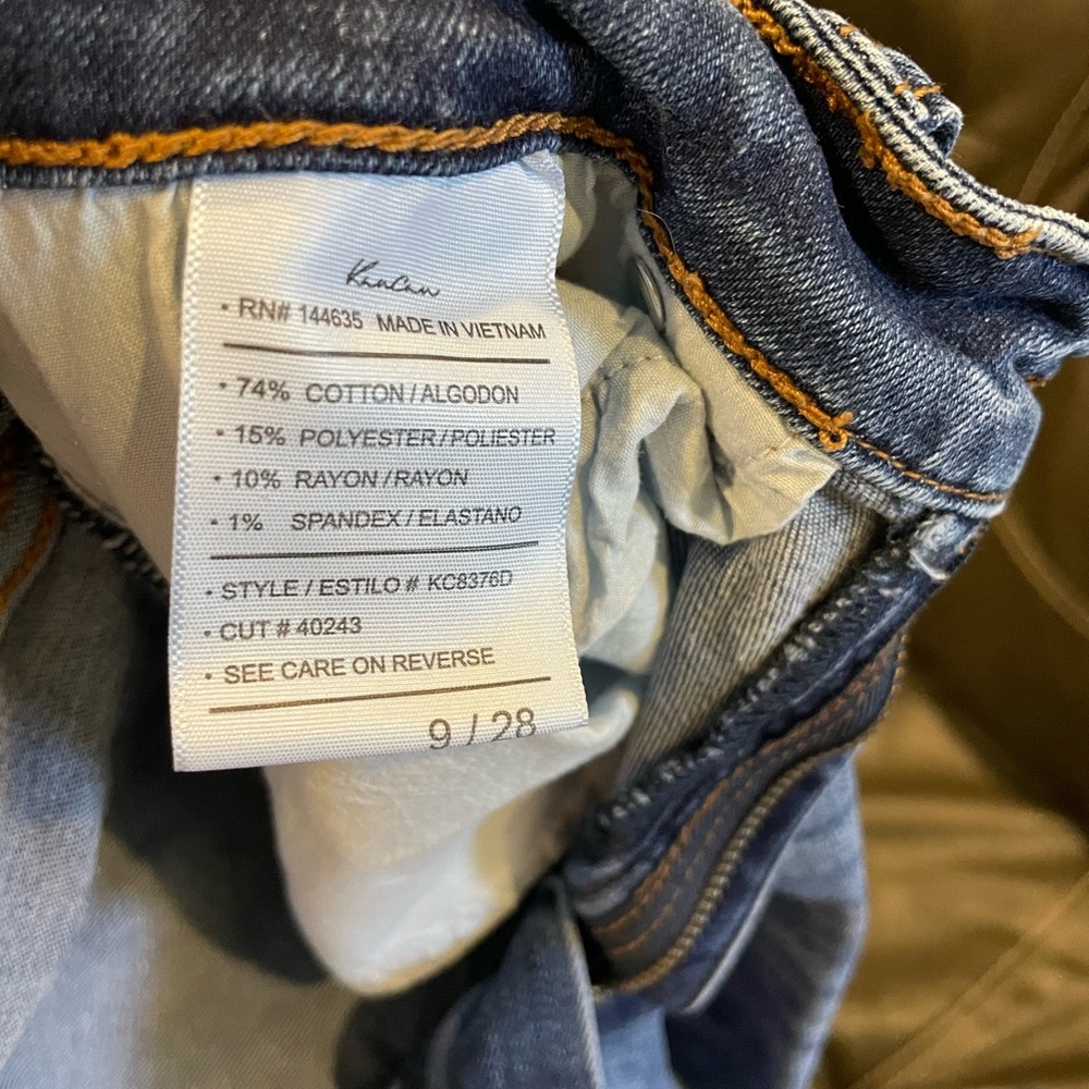 Used in great condition mid rise Kancan jeans size 9.